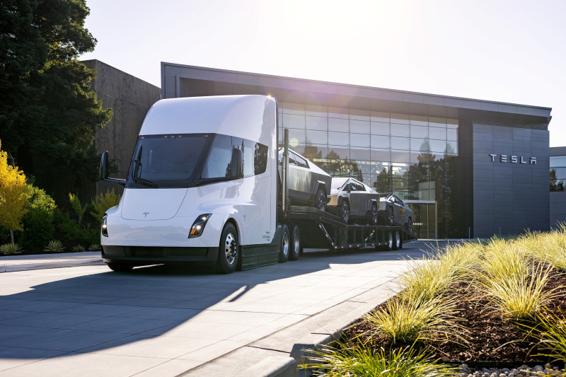 Илон Маск назвал Tesla Cybertruck «могилой» и анонсировал премьеру серийной версии