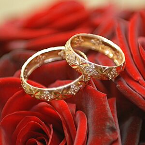Парные обручальные кольца: особый символ любви и верности