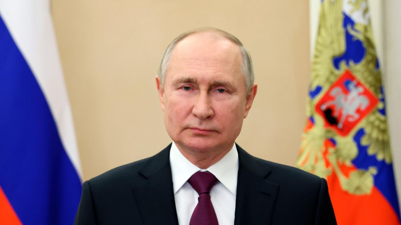 Путин призвал спецслужбы действовать твердо для защиты конституции