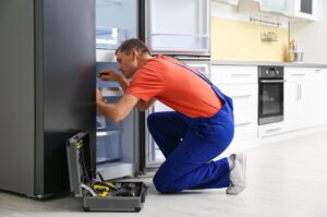 Когда нужен мастер по ремонту холодильников: причины вызвать профессионала