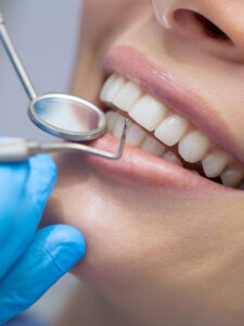 Полный спектр услуг стоматологической клиники: от профилактики до имплантации зубов