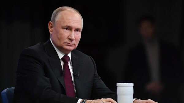 Путин посоветовал молодежи беречь честь смолоду