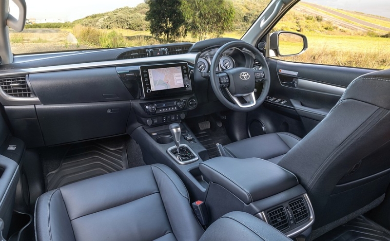 Подробности о рестайлинговом Toyota Hilux: огрубевший передок и гибридизация дизеля