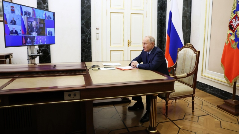 Путин поручил Лаврову доложить об отношениях России с ближайшими партнерами