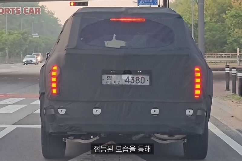 Новый Hyundai Palisade с почти не прикрытой оптикой проехался на камеру