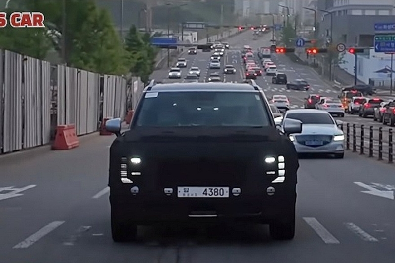 Новый Hyundai Palisade с почти не прикрытой оптикой проехался на камеру