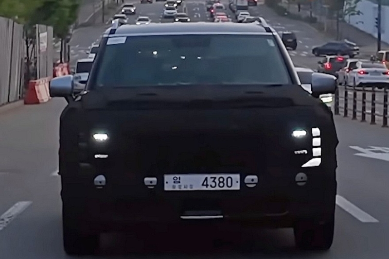 Новый Hyundai Palisade с почти не прикрытой оптикой проехался на камеру