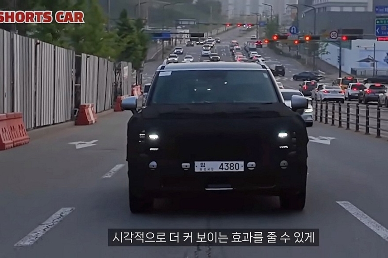 Новый Hyundai Palisade с почти не прикрытой оптикой проехался на камеру