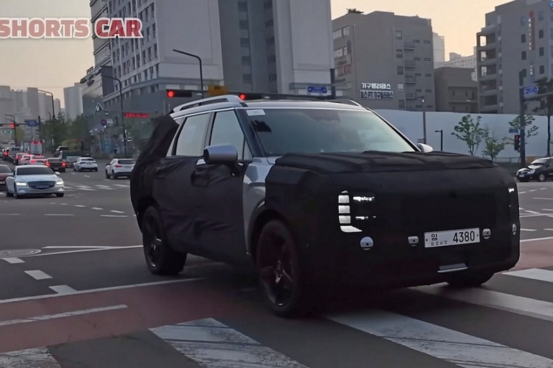 Новый Hyundai Palisade с почти не прикрытой оптикой проехался на камеру