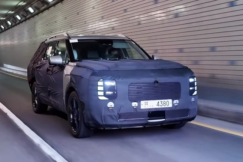Новый Hyundai Palisade с почти не прикрытой оптикой проехался на камеру