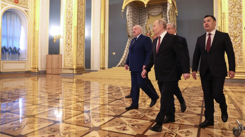 Путин пригласил участников саммита ЕЭАС на обед