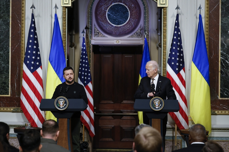«Важно продолжать игру»: президент США принял решение направить Украине военную помощь в размере $400 млн