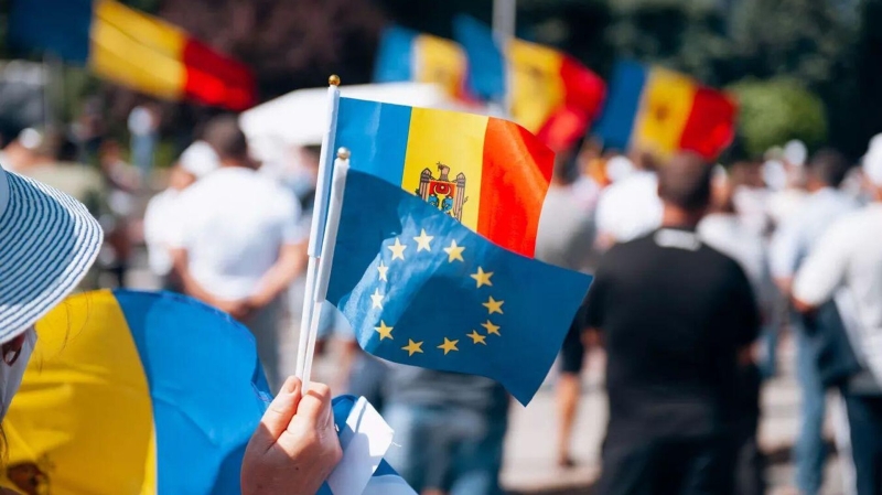Эксперт объяснил, зачем Молдавию "тянут" в ЕС