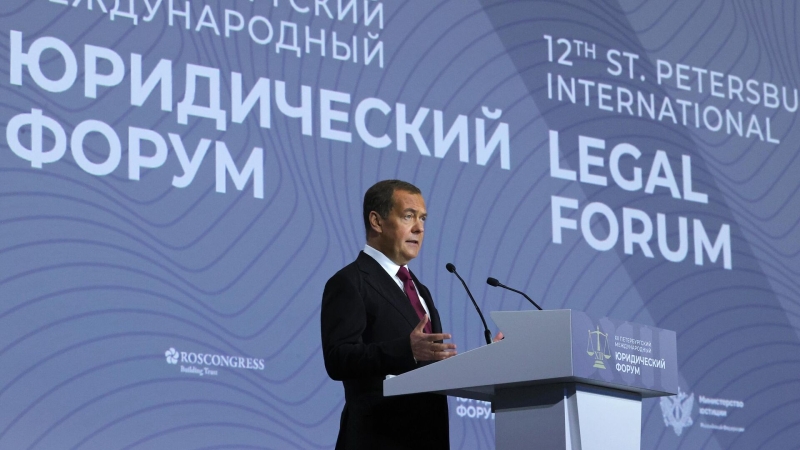 Медведев призвал закрепить отказ от санкций как метода вмешательства