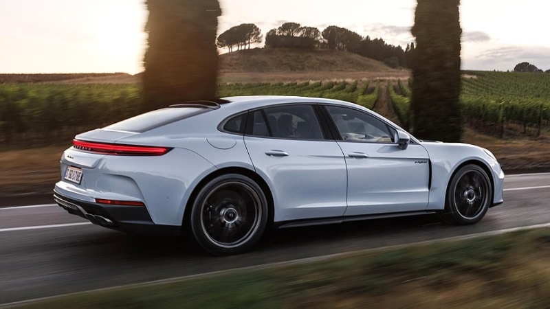 Гамму Porsche Panamera пополнили топ-версия Turbo S E-Hybrid и драйверская GTS