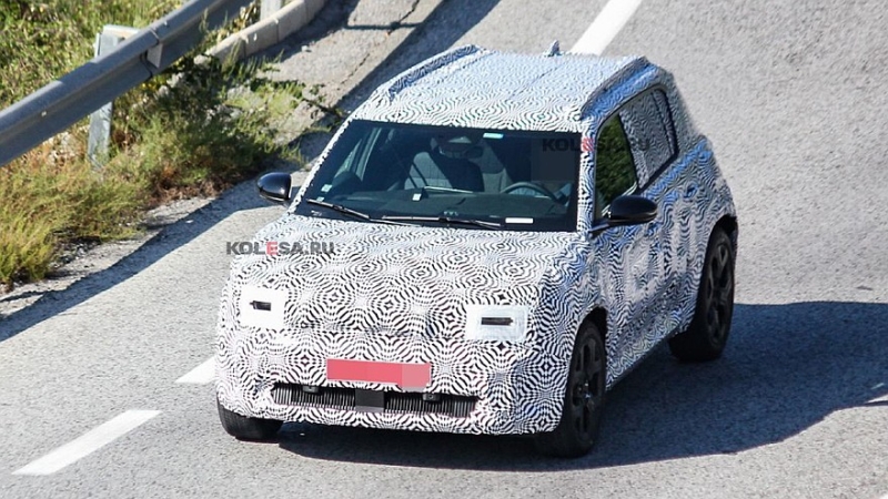 К премьере готовится конкурент Citroën ë-C3: кросс-хэтчбек Renault 4 проехался на камеру