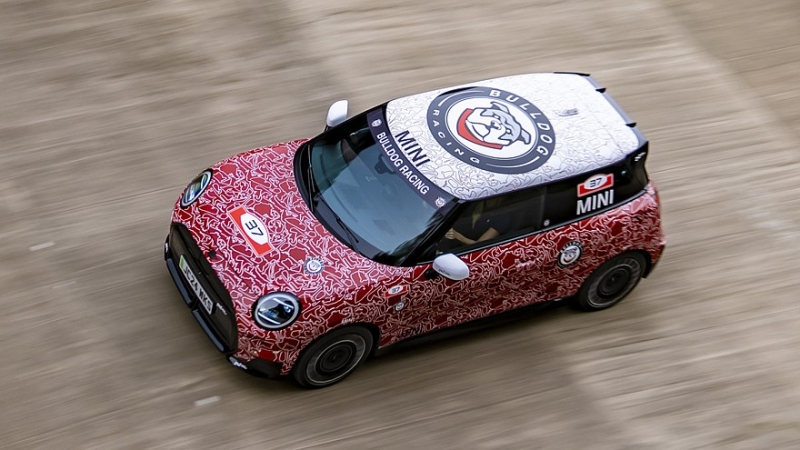 Mini John Cooper Works E готовится к скорой премьере: хот-хэтч показался на фото