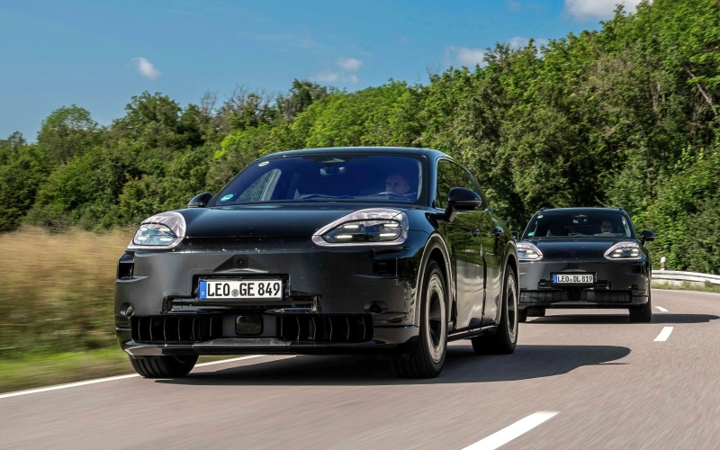 Новый Porsche Cayenne показался на первых фото: он не заменит, а дополнит старый