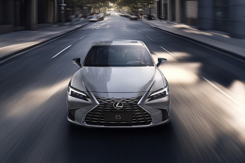 Lexus ES получил рестайлинг вместо нового поколения