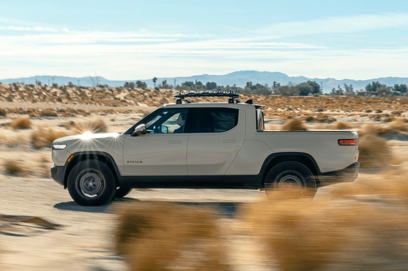 Внедорожник Rivian R1S и пикап Rivian R1T обзавелись спецверсиями для пустыни