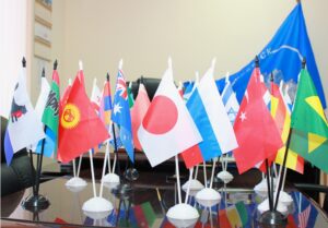 Применение флагов: от уличных до кабинетных решений