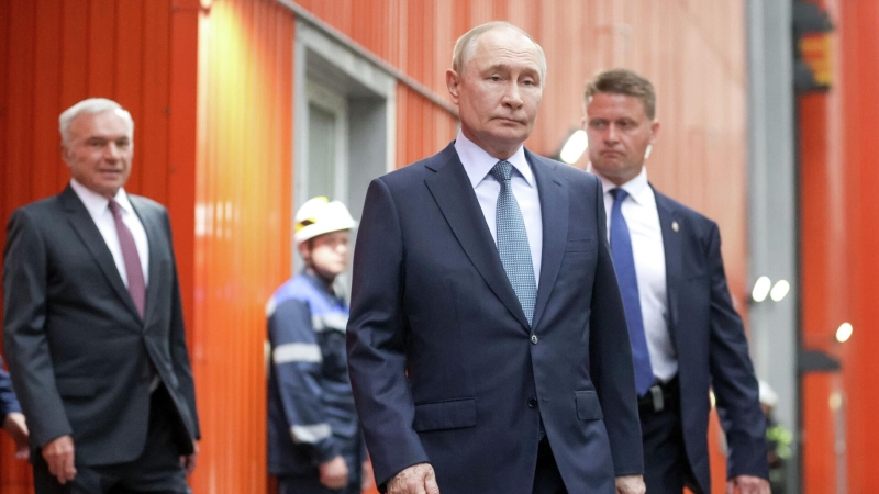 Путин пообщался с Жогой и Текслером во время поездки по Магнитогорску