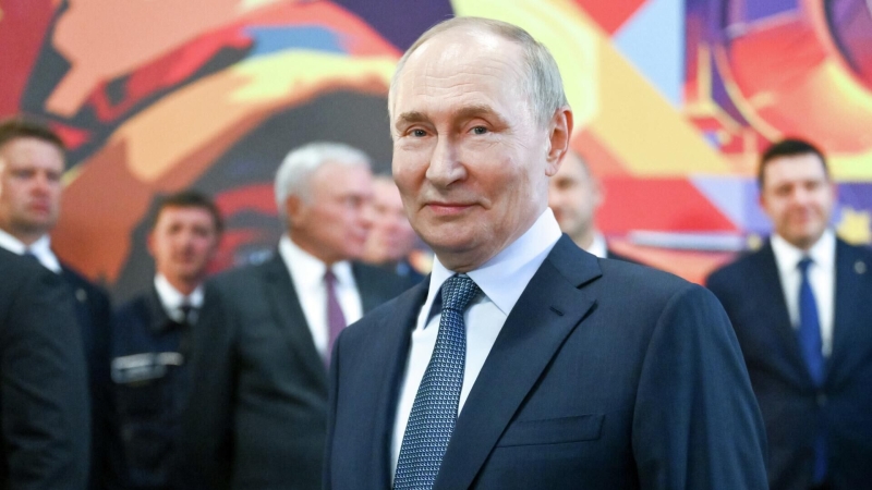 Путин никогда официально не уходит в отпуск, заявили в Кремле