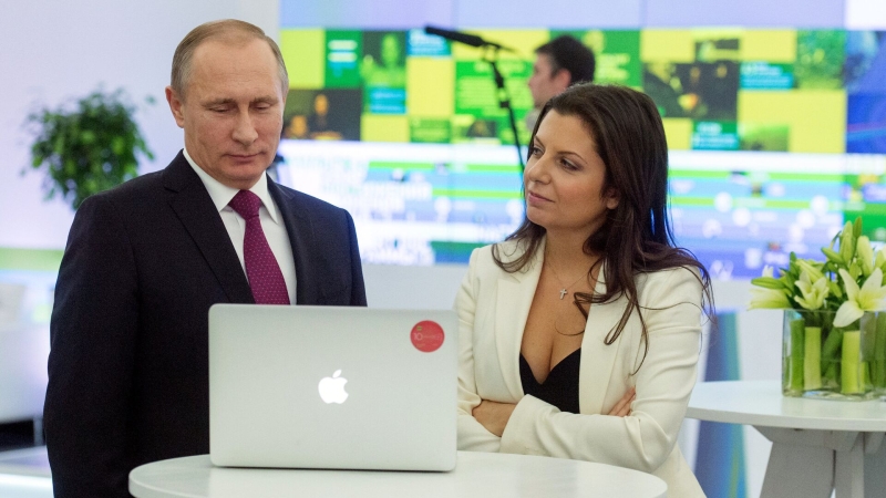 Путин никогда официально не уходит в отпуск, заявили в Кремле