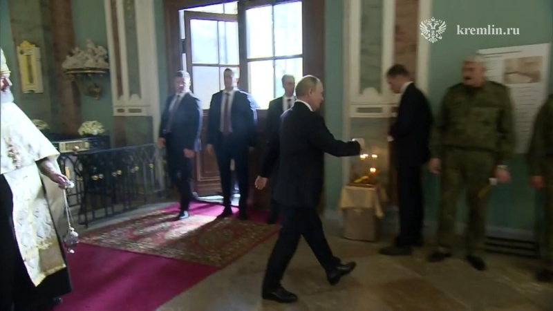 Путин в день рождения пригласил военных на обед в Петропавловский собор