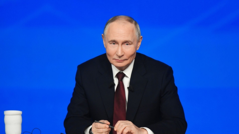 Большинство россиян положительно оценивают работу Путина, показал опрос