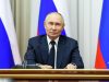 Большинство россиян положительно оценивают работу Путина, показал опрос