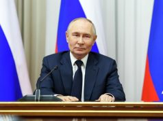 Большинство россиян положительно оценивают работу Путина, показал опрос