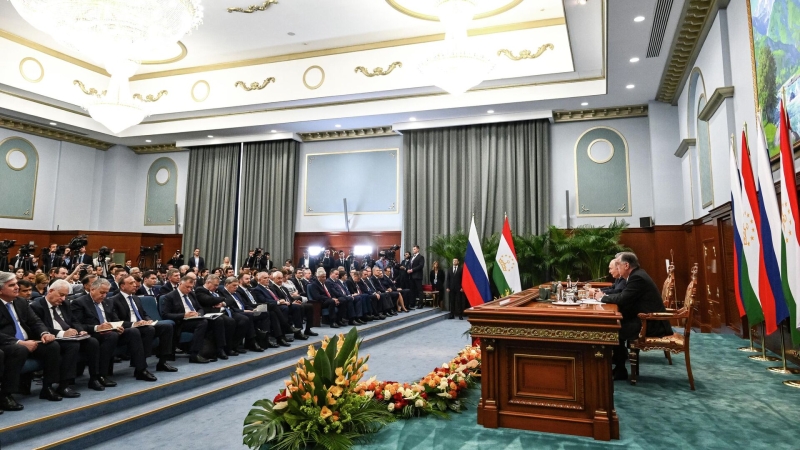 Путин обсудил с Рахмоном стратегическое партнерство двух стран