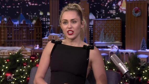 Родила в 12 лет: вскрылась правда о появлении на свет Майли Сайрус