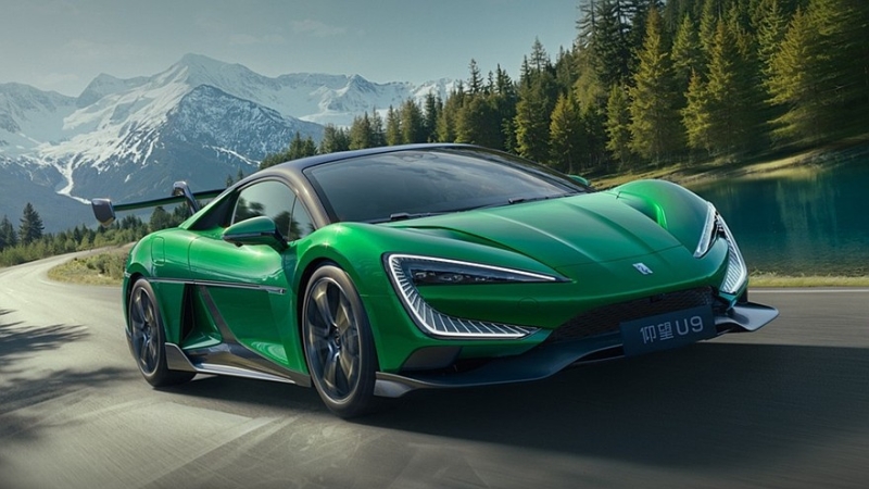 В честь ёлок и &laquo;Зелёного ада&raquo;: китайский Yangwang U9 перекрасился к чужому Новому году