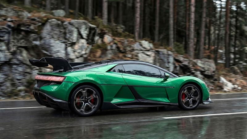 В честь ёлок и &laquo;Зелёного ада&raquo;: китайский Yangwang U9 перекрасился к чужому Новому году