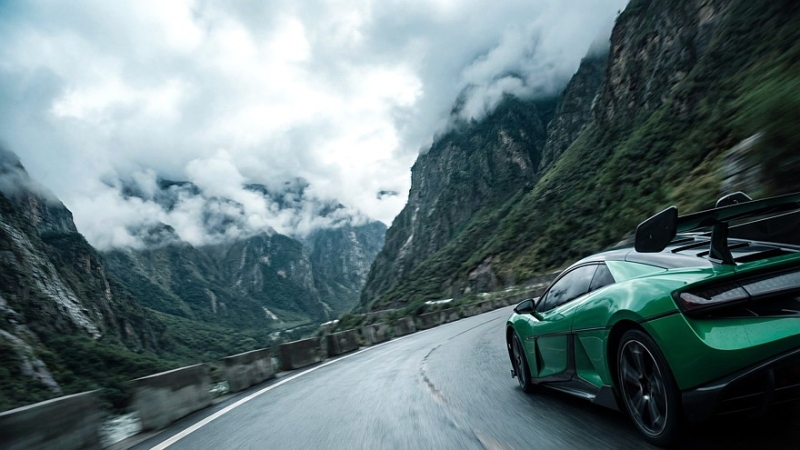 В честь ёлок и &laquo;Зелёного ада&raquo;: китайский Yangwang U9 перекрасился к чужому Новому году