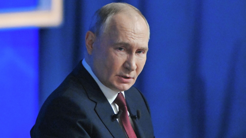 Большинство россиян одобряют работу Путина, показал опрос