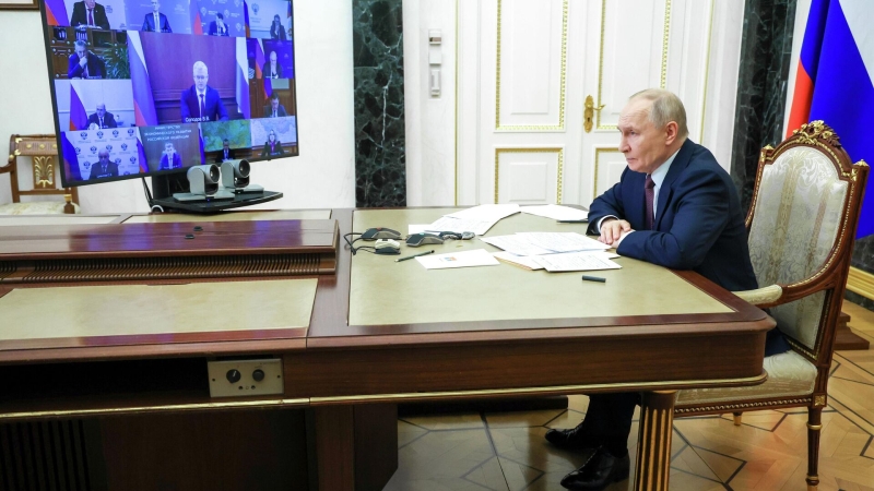 На совещании с Путиным раздался звонок