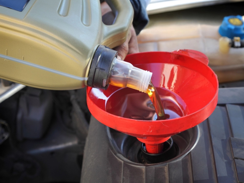 Смешивание масел: что нужно знать автовладельцам