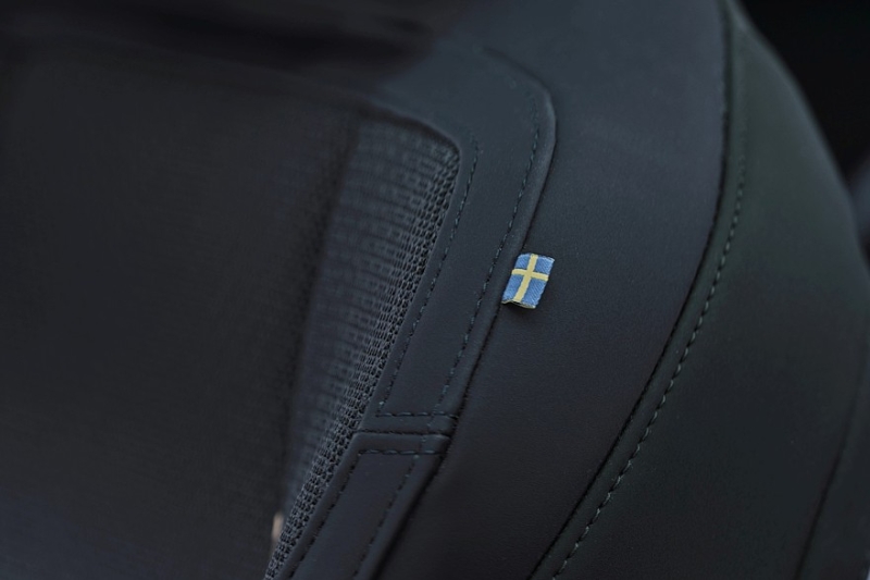 Volvo EX60: без дверных ручек, до 810 км на одной зарядке, сразу есть версия Cross Country