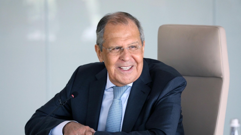 Журналисты собираются в зале в ожидании пресс-конференции Лаврова