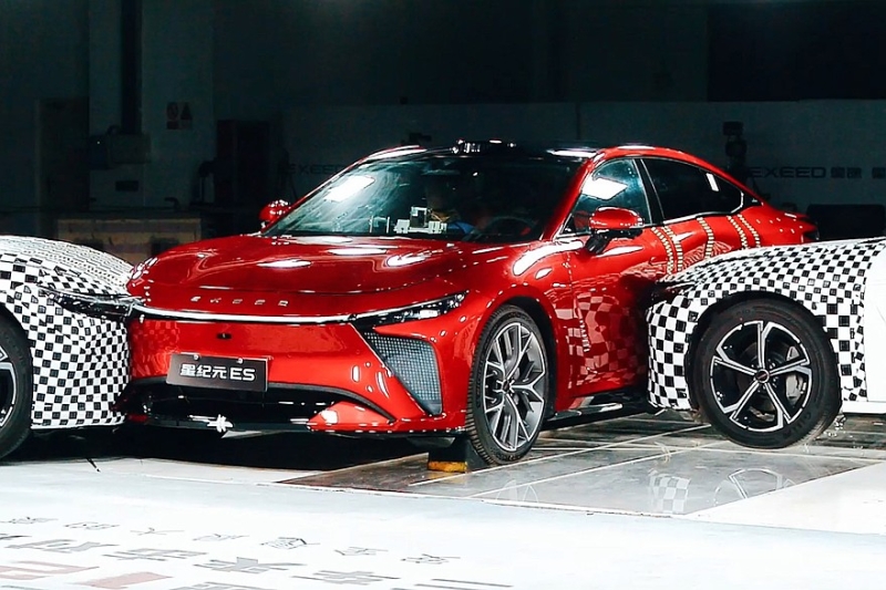 Назло скептикам: Exeed Exlantix ET упал с высоты 12-го этажа и выжил